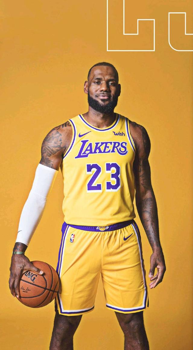 NBA圣诞大战不和谐一幕，詹姆斯输球后提前离场，请注意杜兰特！（NBA圣诞夜现尴尬一幕：詹姆斯败阵提前退场，杜兰特成焦点）