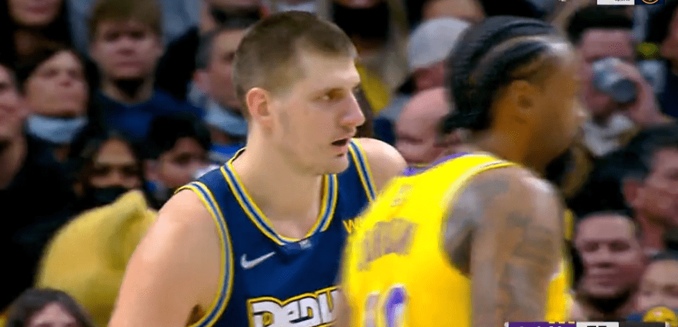 波兰足协谴责投掷烟火球迷：绝不容忍任何违反安全规定的行为（波兰足协痛斥投掷烟火球迷：对任何违反安全规定的行为零容忍）