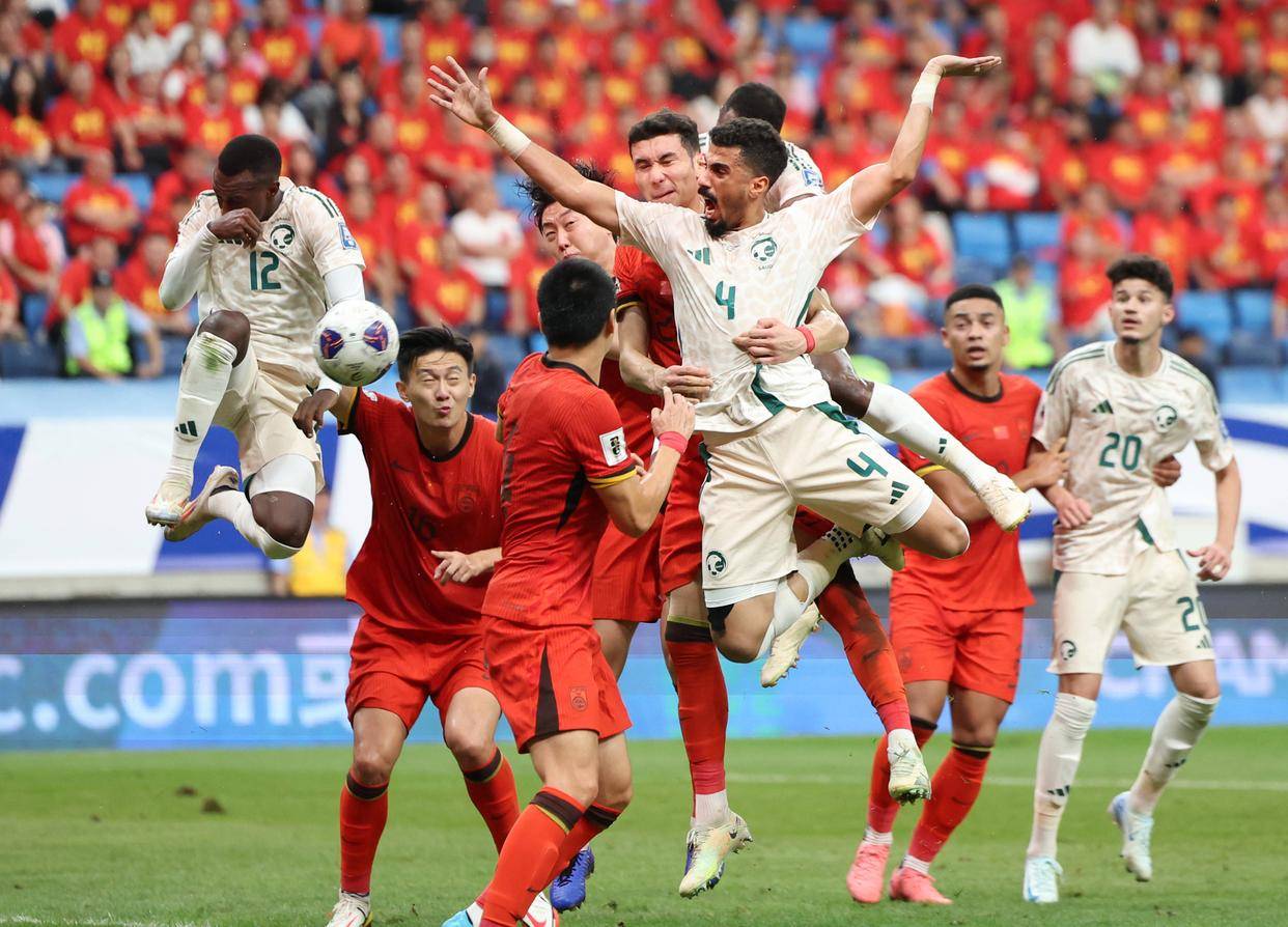 世体：巴萨全队向阿劳霍表达了支持，他已意识到染红的严重性（世体：巴萨众将力挺阿劳霍，他已认清红牌的严重性）