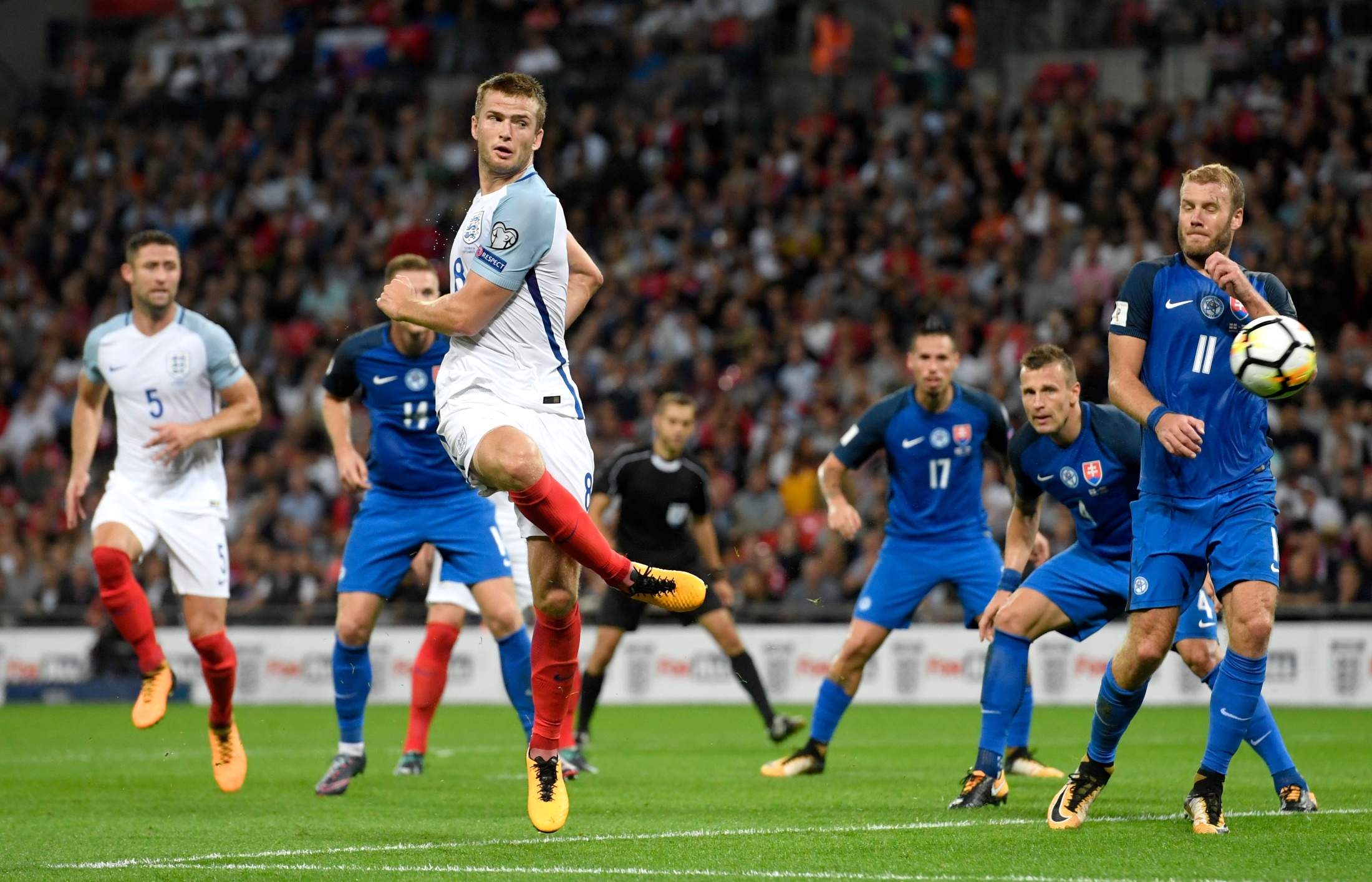 场均17.6分！库里：圣诞大战我表现都很烂&没有难忘回忆（库里坦言圣诞大战发挥糟糕：场均仅17.6分，几无难忘回忆）