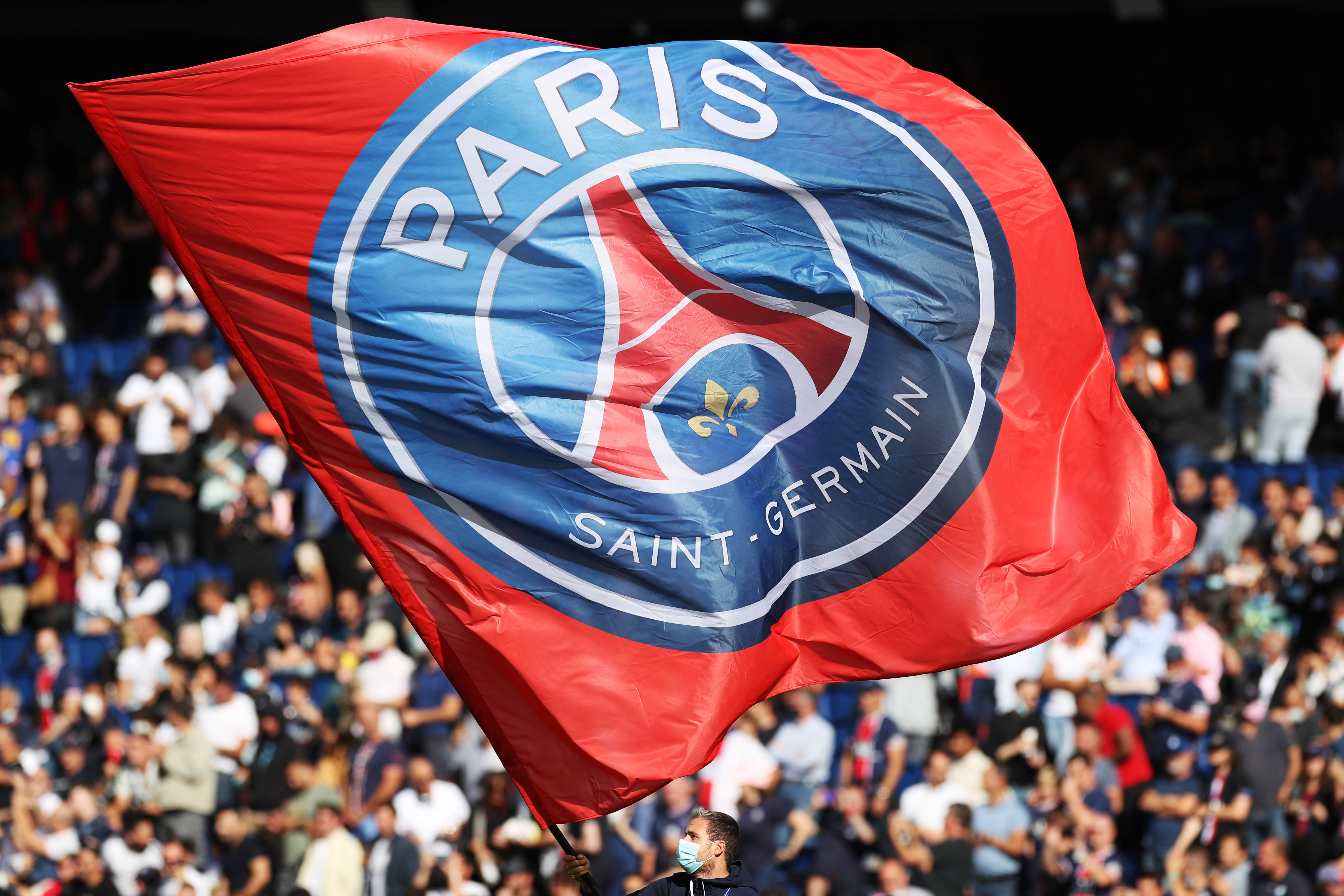 成都蓉城主帅徐正源获三年大合同，球队获亚冠资格，有望争夺双冠，球迷期待新赛季表现。（成都蓉城与主帅徐正源签三年长约，锁定亚冠席位冲击双冠，球迷热盼新赛季）