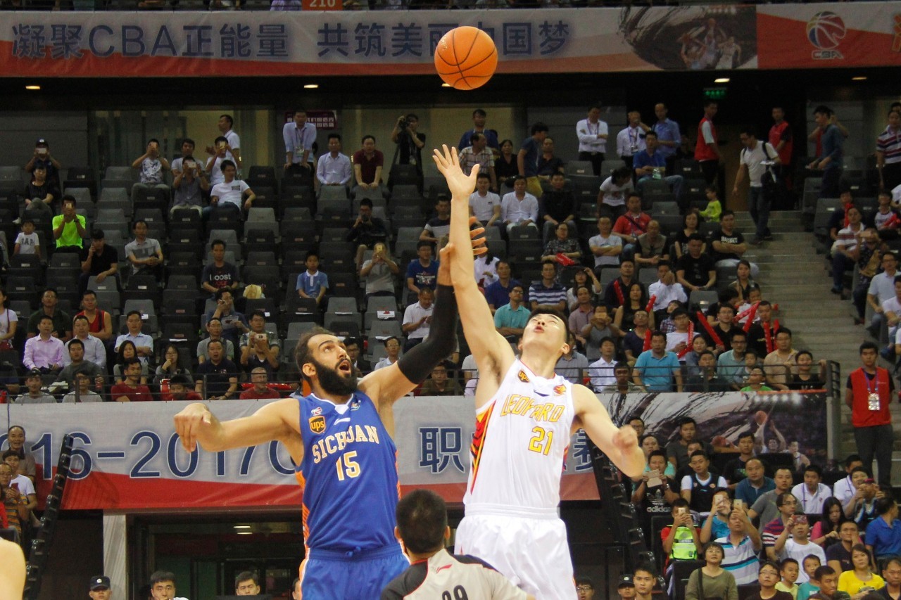 半场战报：罗马0-1那不勒斯，内雷斯反击单刀破门（半场速报：那不勒斯1-0领先罗马，内雷斯反击单刀破门）