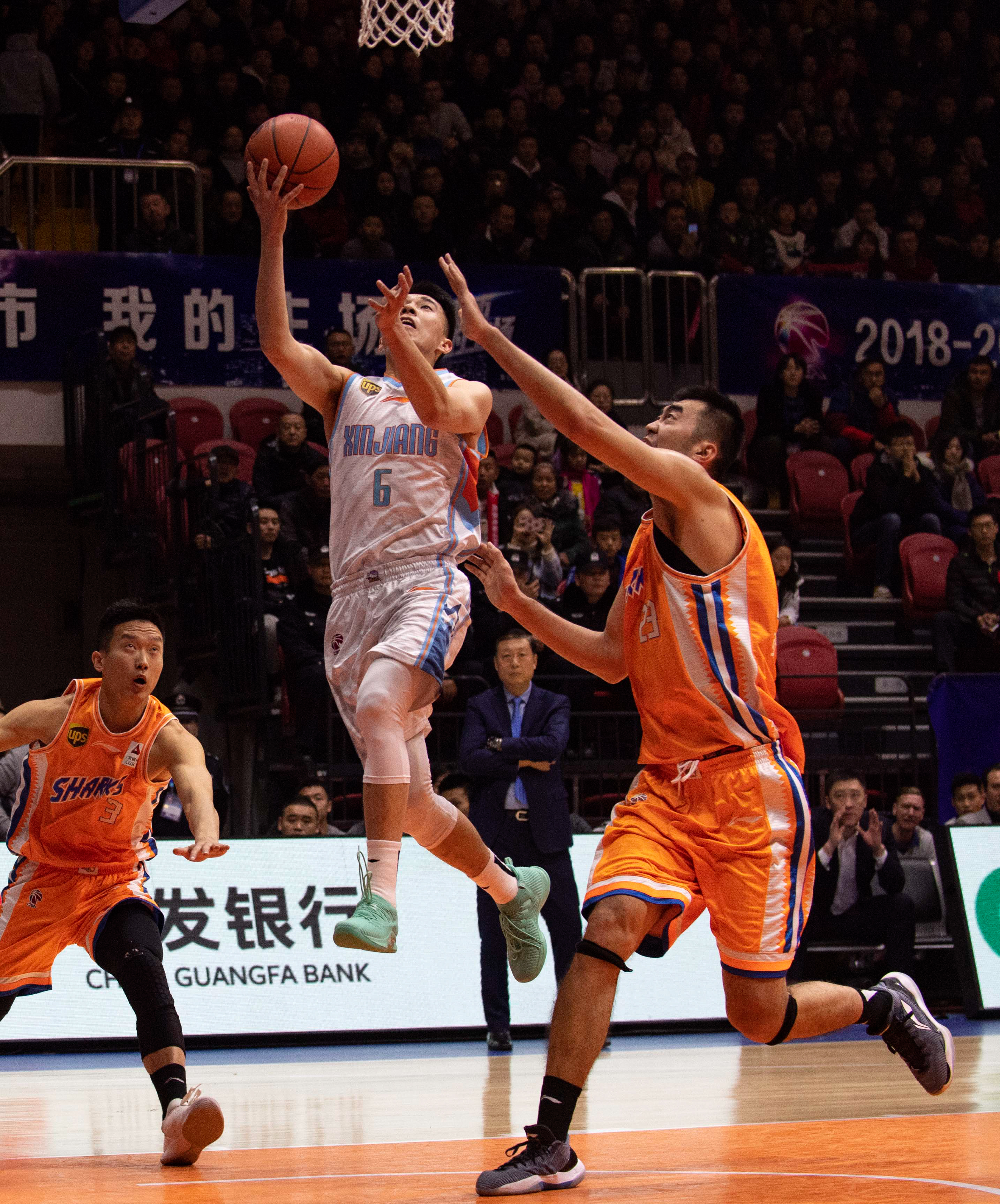 成都蓉城主帅徐正源获三年大合同，球队获亚冠资格，有望争夺双冠，球迷期待新赛季表现。（徐正源与成都蓉城签下三年长约，球队获亚冠资格剑指双冠，球迷期待新赛季）