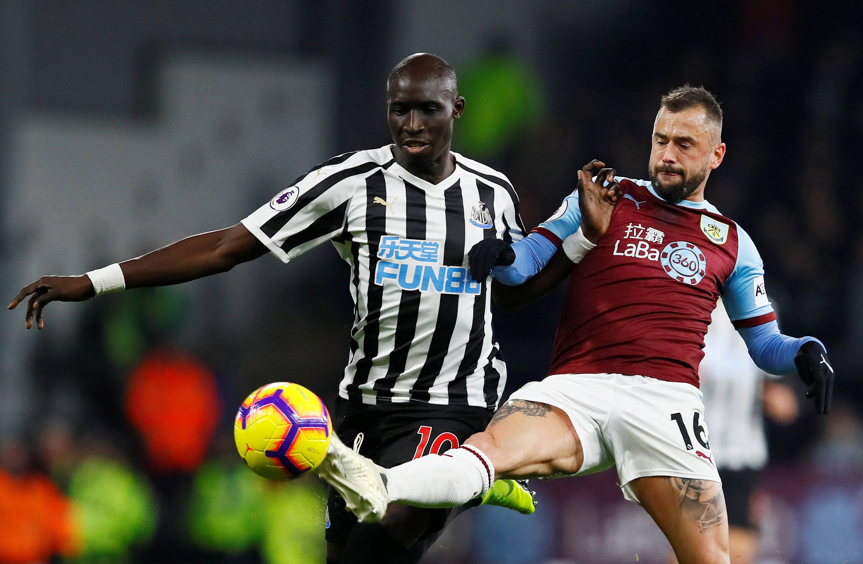 西亚卡姆开场表现抢眼，为球队注入活力（西亚卡姆强势开局，激活球队士气）