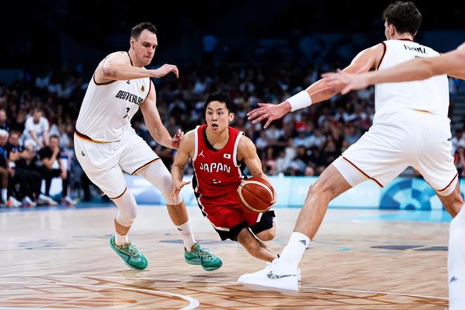 又伤了！巴萨官方：奥尔莫左肩脱臼，预计伤缺一个月（巴萨官宣奥尔莫左肩脱臼，预计缺阵一个月）